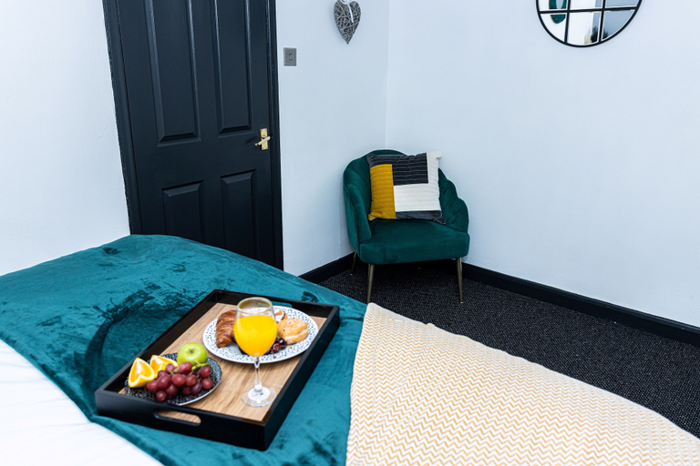 Others 2, Cosy 2bedroom House-perfect for Long & Short Stay, Wolverhampton
