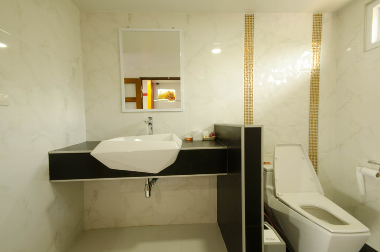 Bathroom 4, Pueanjai Resort and Restuarant, Muang Chumphon