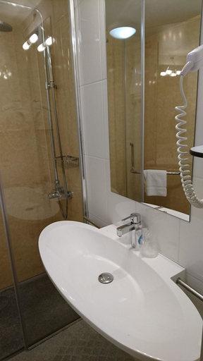 Bathroom 5, Hotel Kyriad Toulouse Sud - Roques, Haute-Garonne