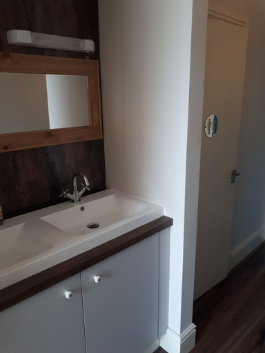 Bathroom 4, Ty Glyndwr Bunkhouse Bar and Cafe - Hostel, Gwynedd
