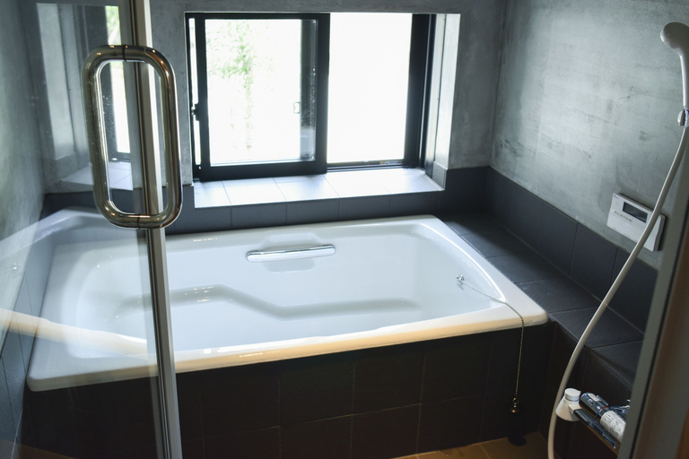 Bathroom 3, Okune, Gotō