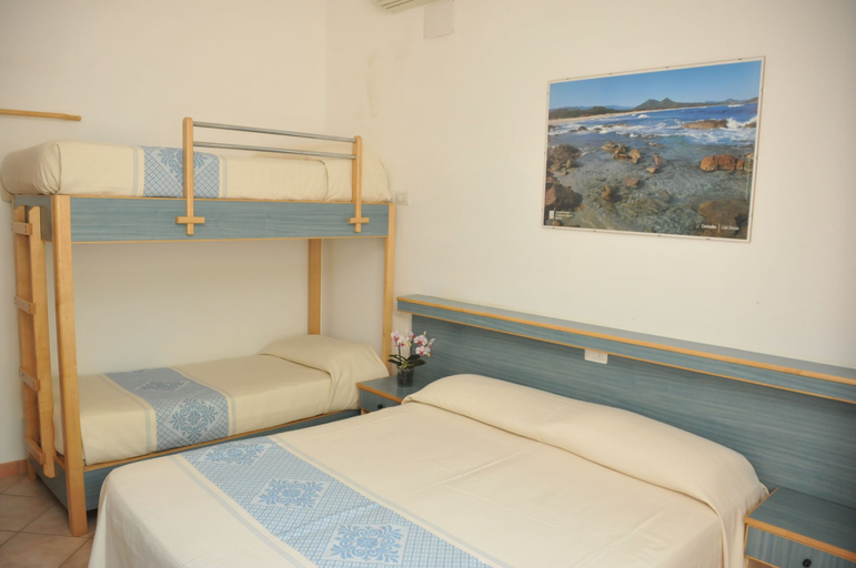 Bedroom 3, Villaggio Camping Torre Salinas, Cagliari