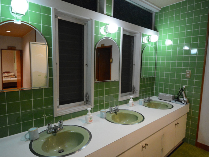 Bathroom 4, Pension Avenue, Yamanakako