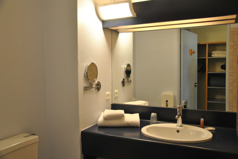 Bathroom 4, Hôtel Cositel Coutances, Manche
