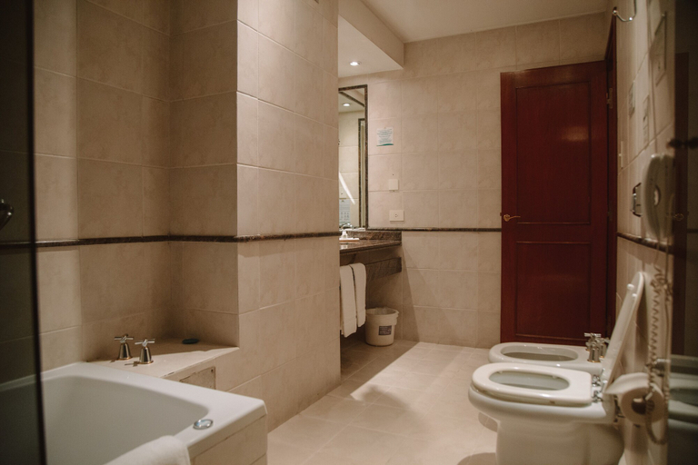 Bathroom 5, Casa Real, Capital