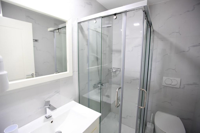 Bathroom 3, Hotel Mare, Sarandës