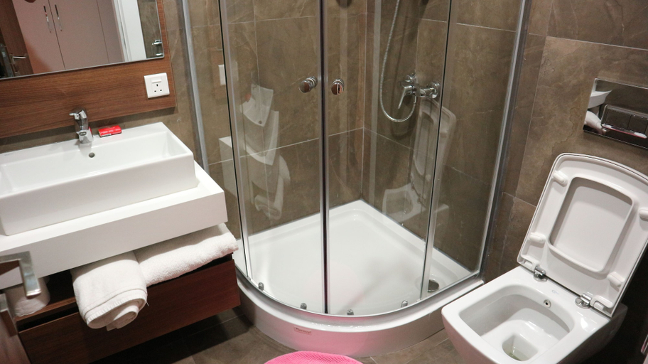 Bathroom 5, Accra Luxury Apartments Cantonments, Accra