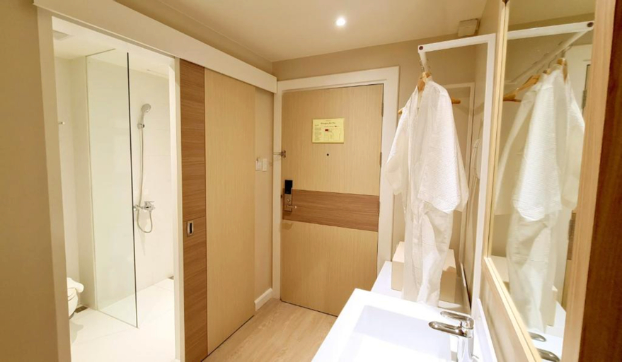 Bathroom 16
