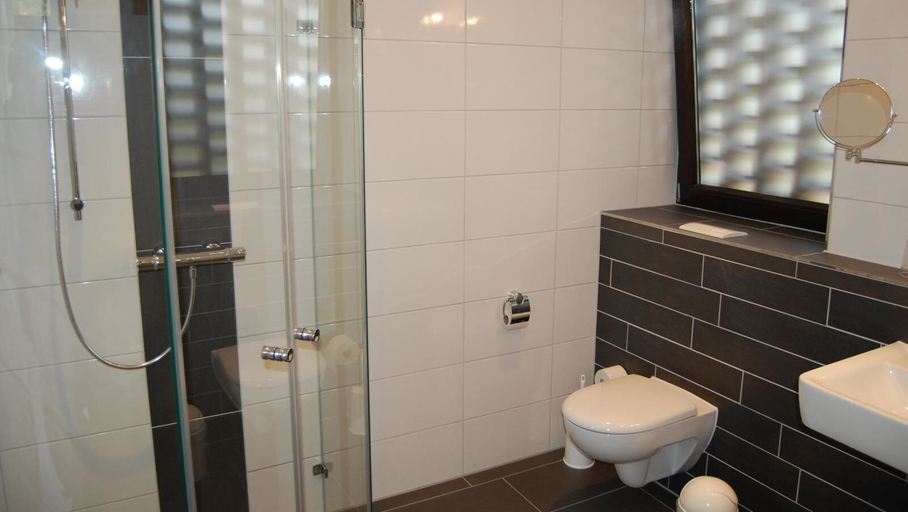 Bathroom 5, Hotel Hubertushof, Emsland