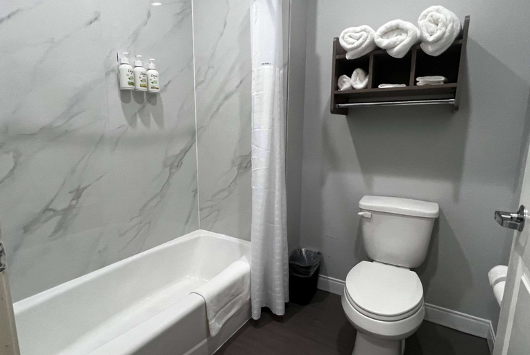 Bathroom 4, Baymont by Wyndham Freeport Texas, Brazoria