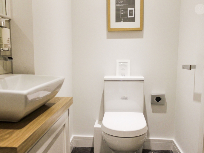 Bathroom 4, The White Lion, Hampshire