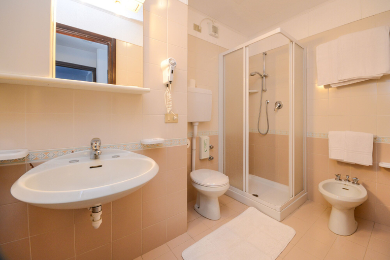 Bathroom 3, Hotel Splendor, Trento