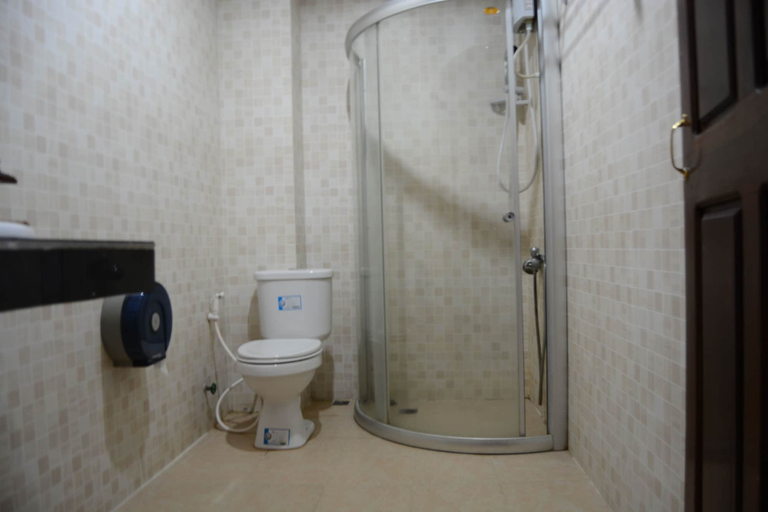 Bathroom 5, Holiday Hotel, Svay Pao