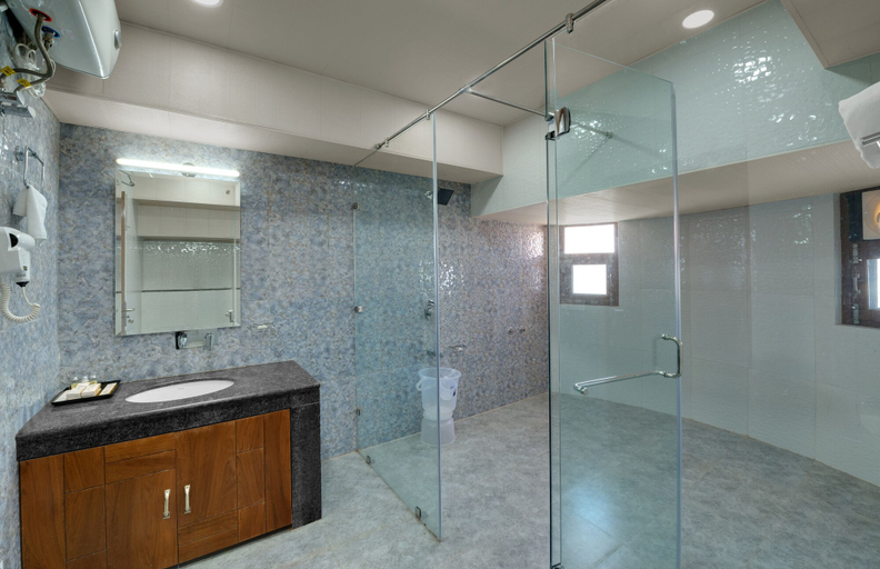 Bathroom 3, The Twin Towers Hotel New Kufri, Shimla