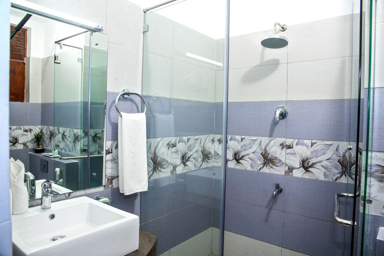 Bathroom, Paradise Beach Hotel, Negombo