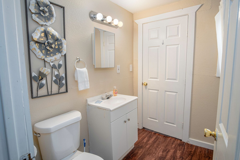 Bathroom 3, Cozy Downtown Guest House 2br/1ba Sleeps 8, Bexar