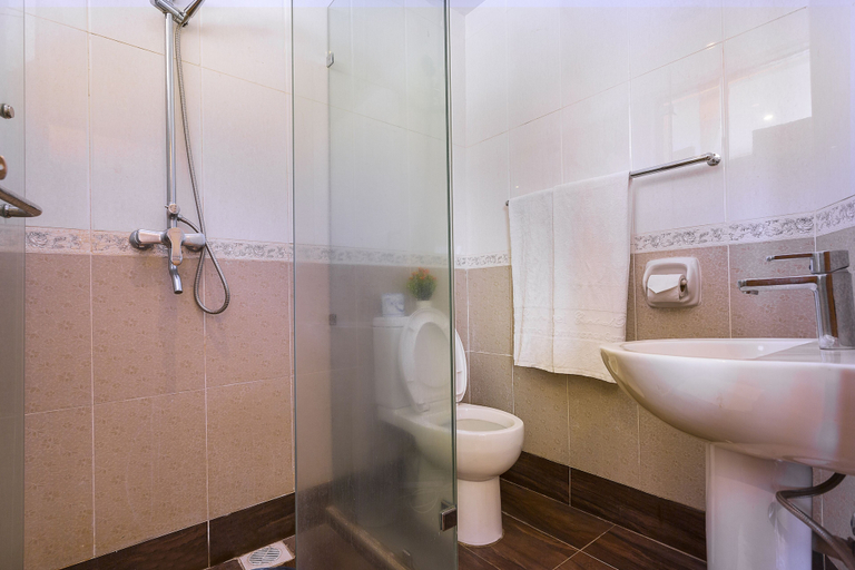 Bathroom 5, Hotel Central Park & Conference Centre, Starehe