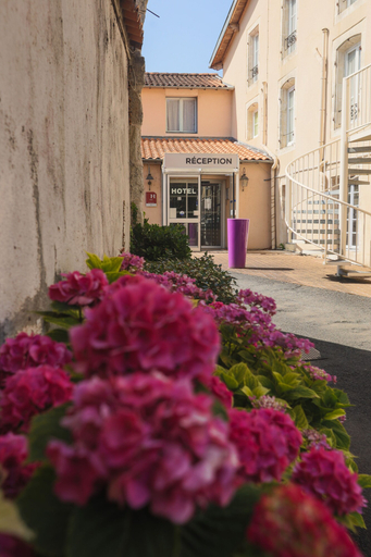 Exterior & Views 2, Hôtel Le Cheval Blanc, Deux-Sèvres