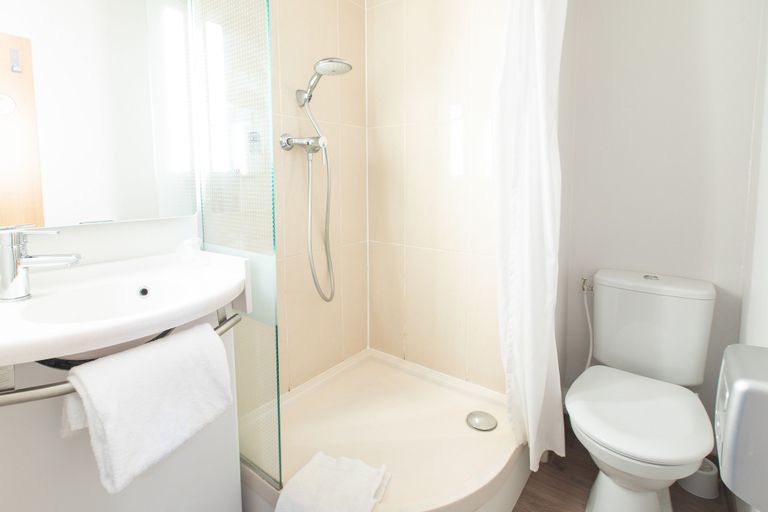Bathroom 4, B&B HOTEL Saint-Malo Centre, Ille-et-Vilaine