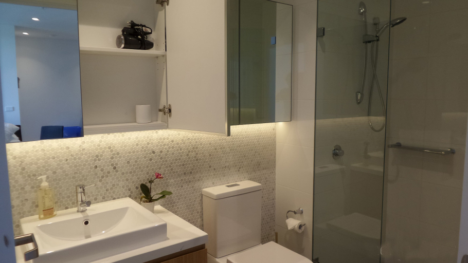 Bathroom 4, Whitehorse Towers Self Service Apartment, Melbourne