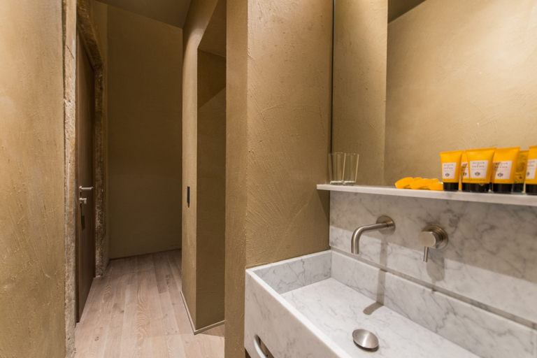 Bathroom 4, Hotel dei Barbieri, Rome
