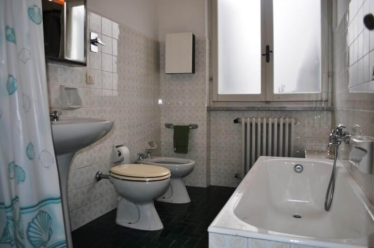 Bathroom 3, Villa il Giardino, Lucca