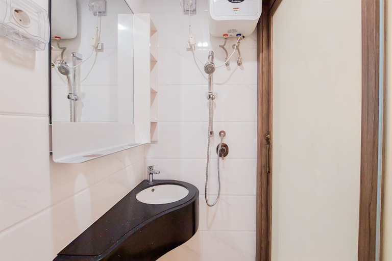 Bathroom 5, Warm and Nice Studio Room Sky House BSD Apartment By Travelio, Tangerang Selatan