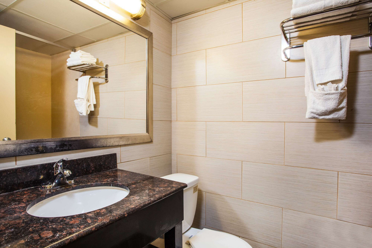 Bathroom 4, Howard Johnson by Wyndham North Plainfield, Somerset