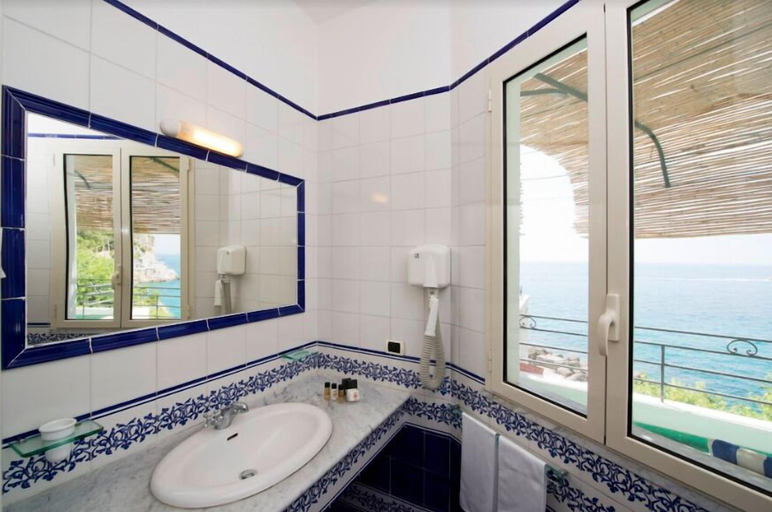Bathroom 5, Hotel Aurora, Salerno