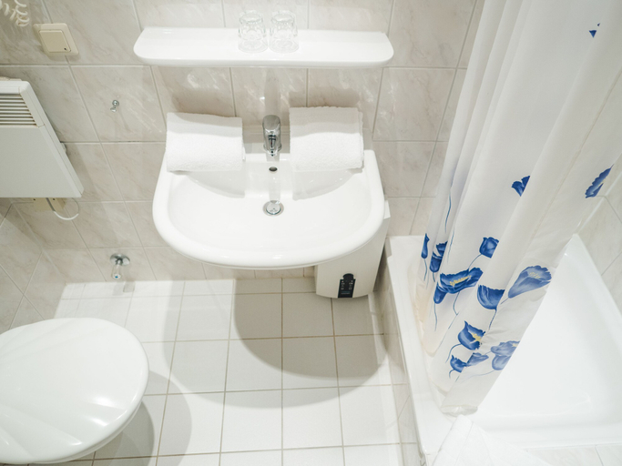 Bathroom 5, WAGNERS Hotel im Frankenwald, Kronach