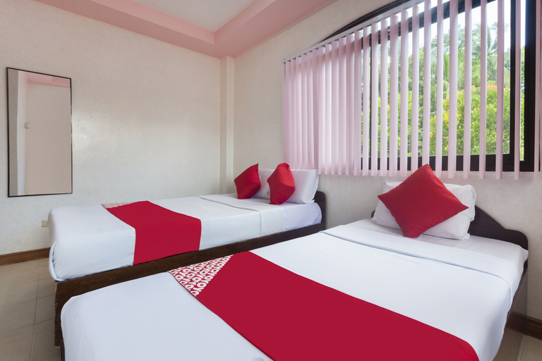 Bedroom 3, OYO 426 Coco Grove Tourist Inn, Dauis