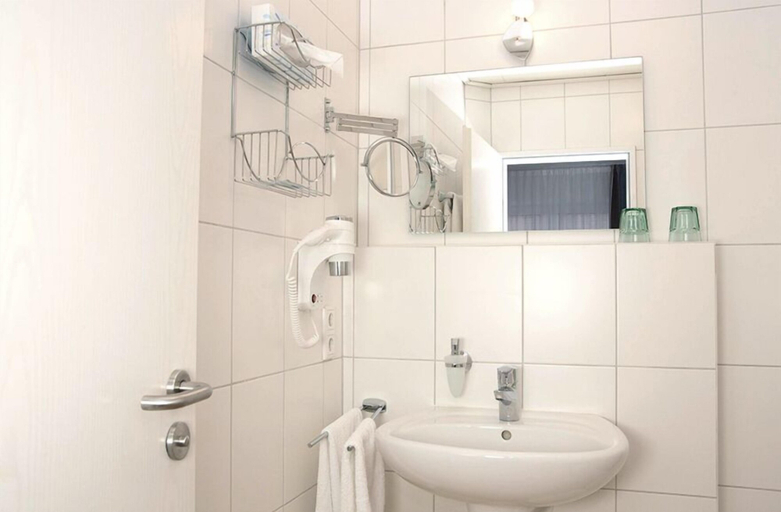 Bathroom 4, Hotel-Restaurant Lütkebohmert, Borken