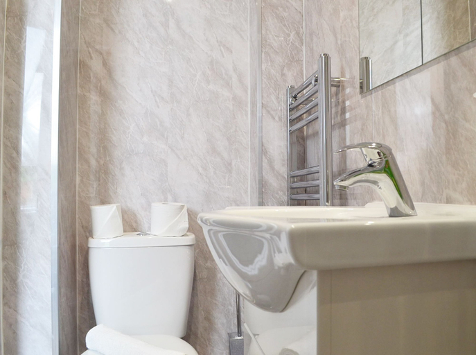 Bathroom 4, No 40, 5 beds, sleeps 7, Coventry