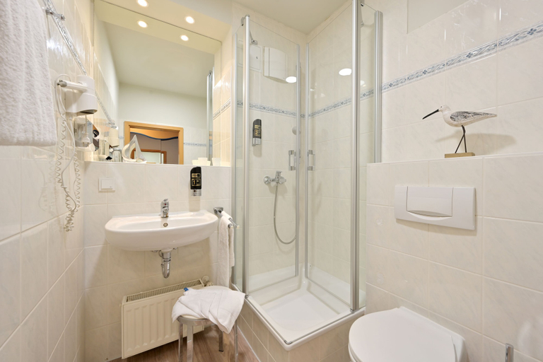 Bathroom 4, Kapitäns-Häuser Breege, Vorpommern-Rügen
