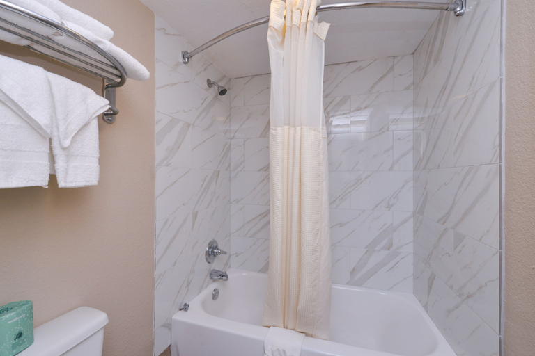 Bathroom 4, Airport Inn, Jefferson