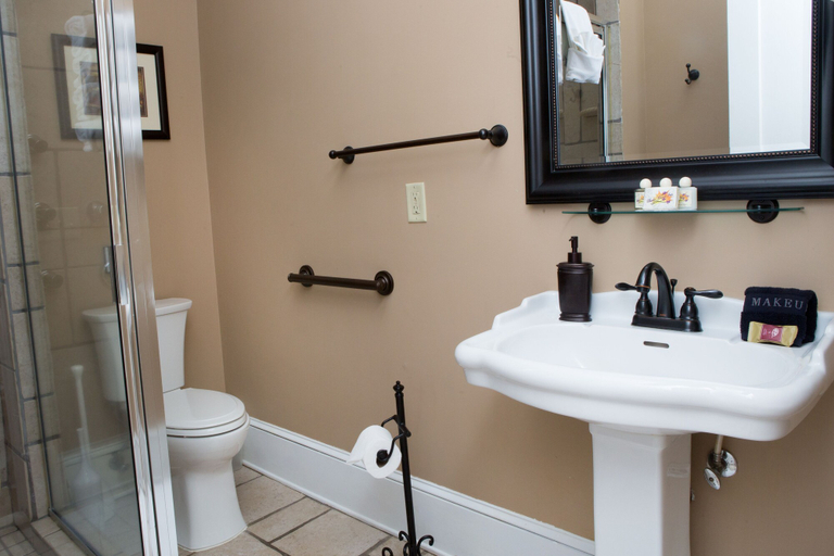 Bathroom 3, Burke Manor Inn & Pavilion, Guilford