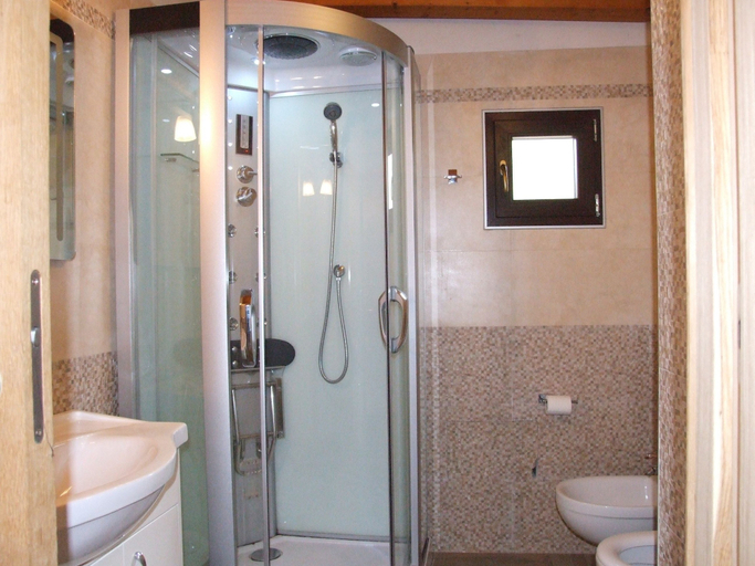 Bathroom 4, Barnaba Edera, Taranto