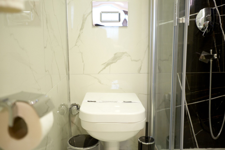 Bathroom 5, Kartal Palace Taksim Square, Beyoğlu