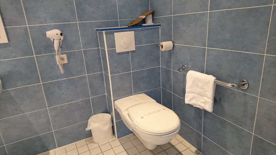 Bathroom 5, Kyriad - Toulouse Roques, Haute-Garonne