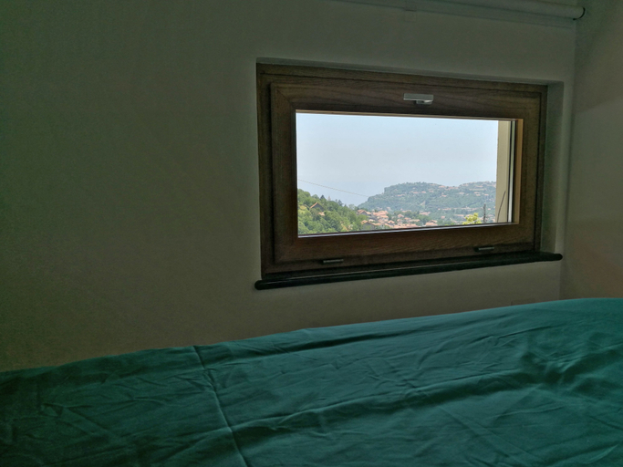 Bedroom 5, Songbird, Napoli