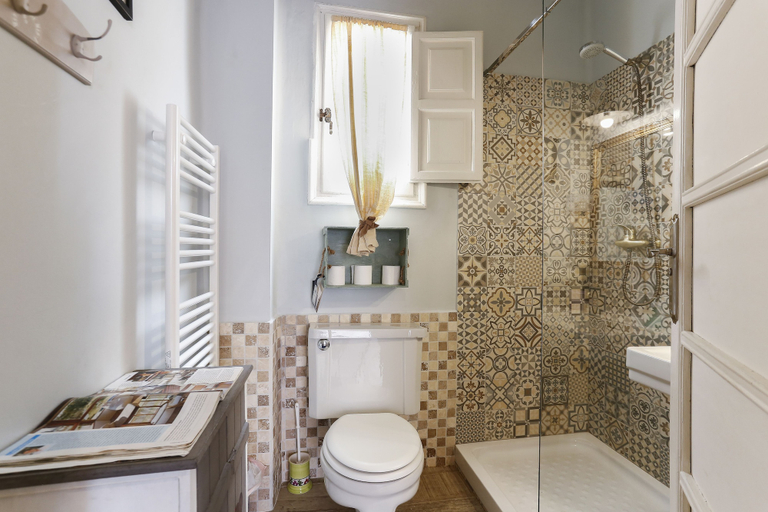 Bathroom 4, Live in Chianti, Valencia