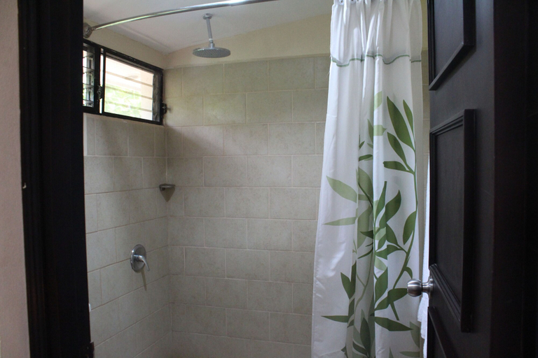 Bathroom 4, Machele' s Place Beachside Hotel & Pool, Tola