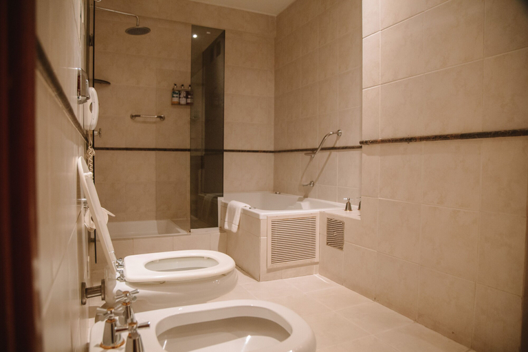 Bathroom 5, Casa Real, Capital