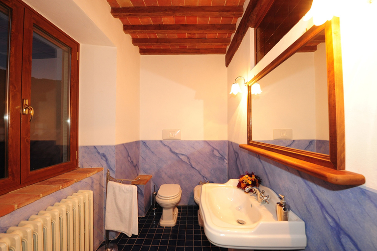 Bathroom 3, Villa Senaia, Arezzo