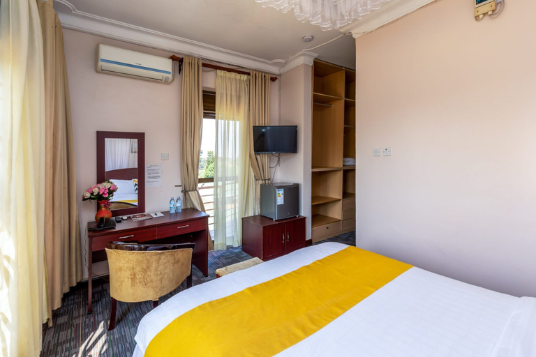 Bedroom 2, Entebbe Travelle'rs Inn, Entebbe