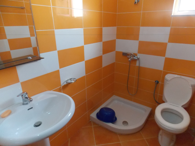 Bathroom 4, Hotel Edola, Sarandës