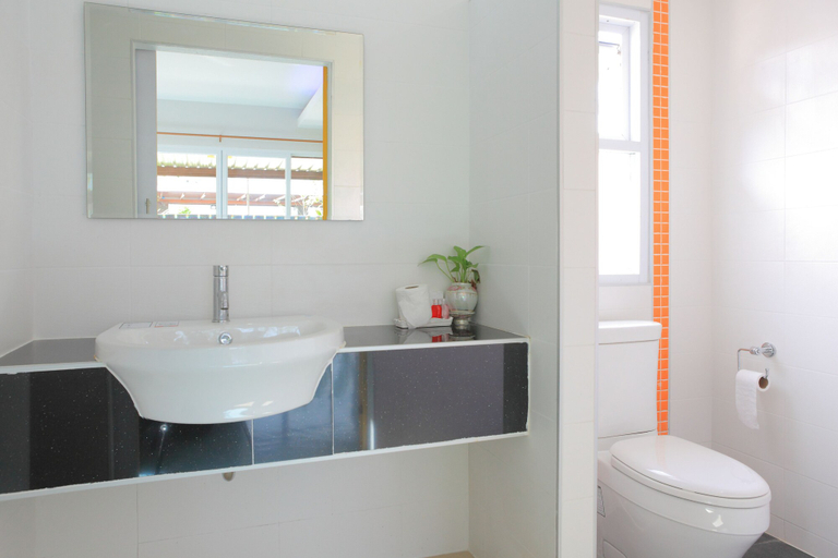 Bathroom 4, Pueanjai Resort and Restuarant, Muang Chumphon