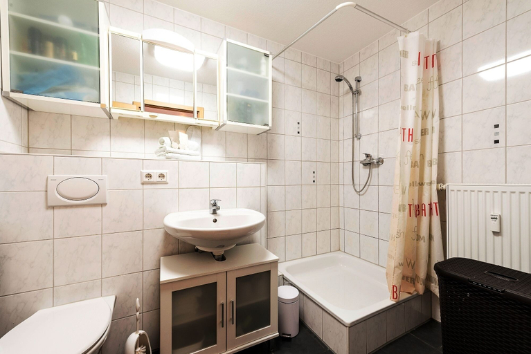 Bathroom 2, Apartment 2 Zimmer Flughafen Stuttgart, Esslingen