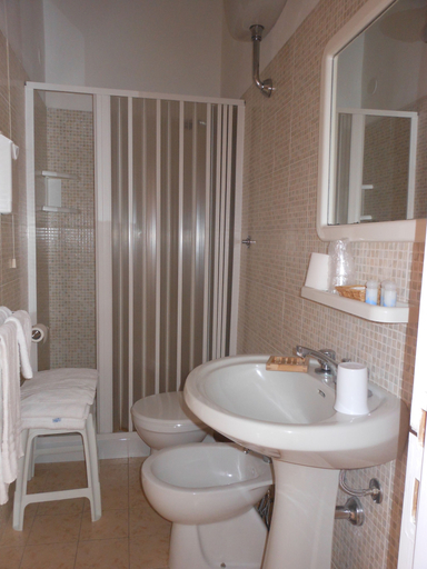 Bathroom 4, Hotel Fiammetta, Livorno