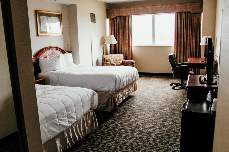 Bedroom 4, Hotel Topeka at City Center, Shawnee